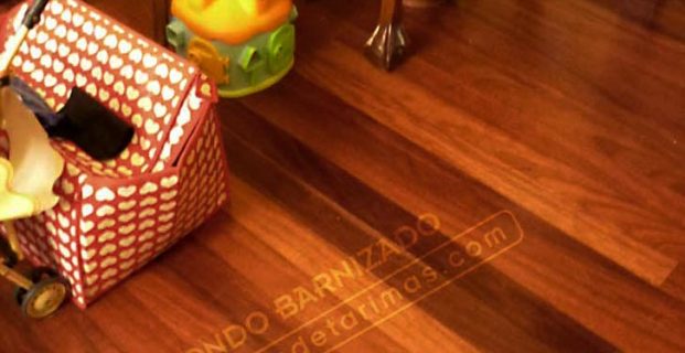 Tarima de elondo e iroko con pico de loro (dos caras)