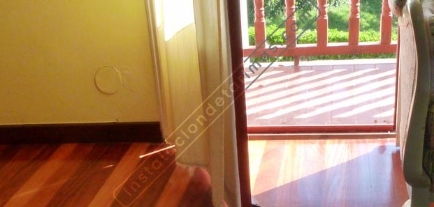 La mejor tarima maciza para casas de campo