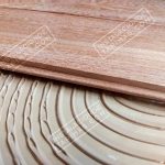 El encolado con la espátula dentada para instalar la tarima maciza sobre el suelo, sin rastrel.