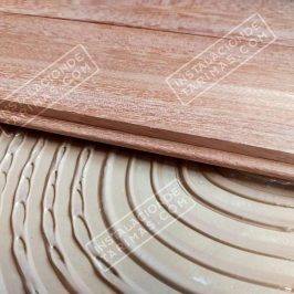 El encolado con la espátula dentada para instalar la tarima maciza sobre el suelo, sin rastrel.