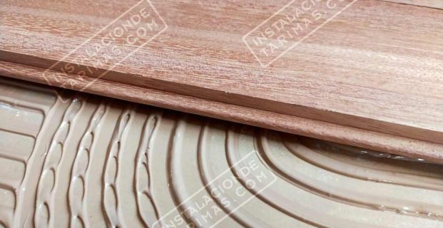 El encolado con la espátula dentada para instalar la tarima maciza sobre el suelo, sin rastrel.