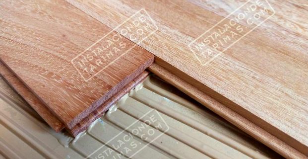 ¿Cuánto adhesivo para tarima se necesita por metro cuadrado (m2) en el interior?