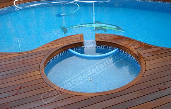 Foto de tarima exterior para piscinas con forma circular, con mamperlán curvo
