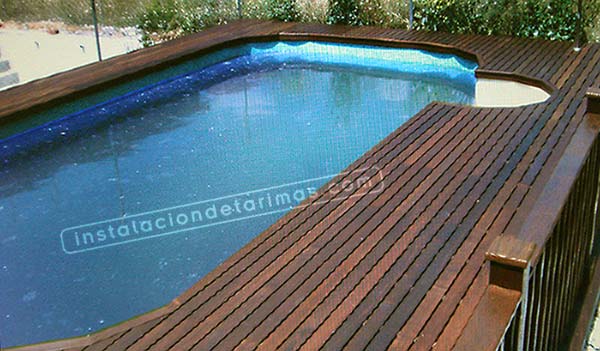 tarima para piscina de ipé con curvas formadas con tramos de mamperlán rectos