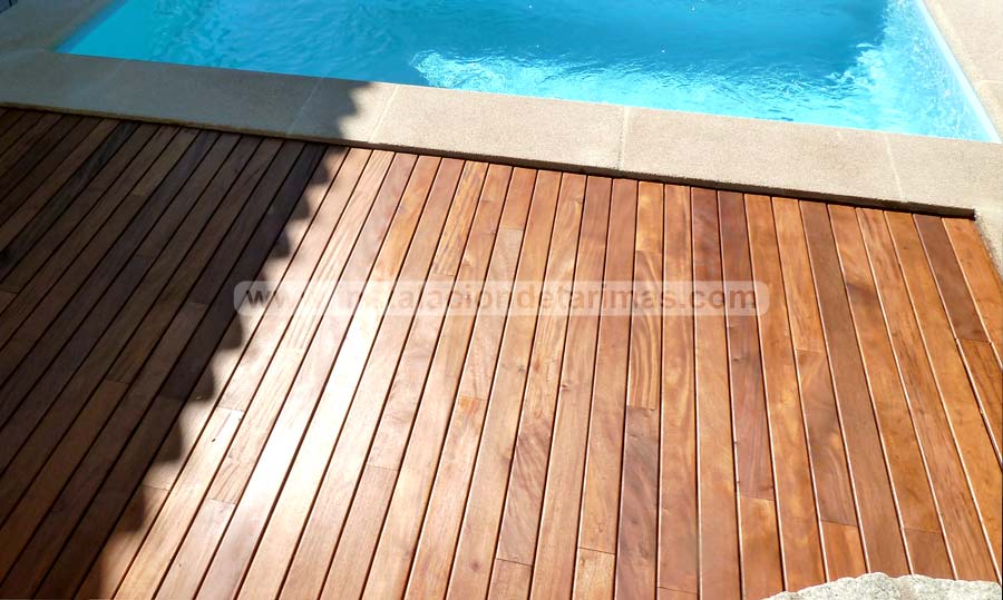 Tarima de exterior de madera de grapia para una piscina