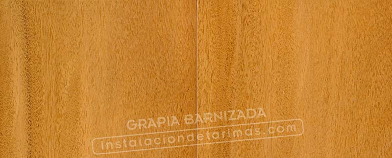 foto de tarima de madera de grapia barnizada en fábrica con microbisel