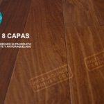 Suelo de madera oscuro barnizado con 8 capas de barniz para uso en interior