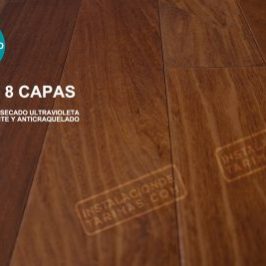 Suelo de madera oscuro barnizado con 8 capas de barniz para uso en interior