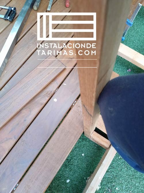 como enderezar las tarimas curvadas con una estructura del rastrel doble cruzado mediante una palanca