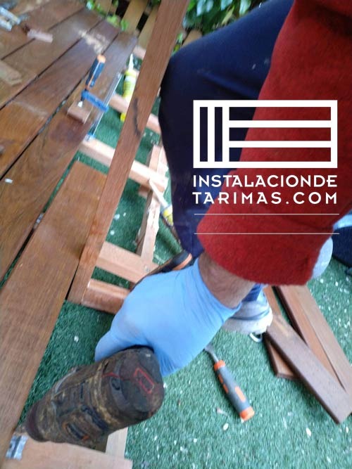 como enderezar las tarimas curvadas con una estructura del rastrel doble cruzado sujetando una palanca con la rodilla