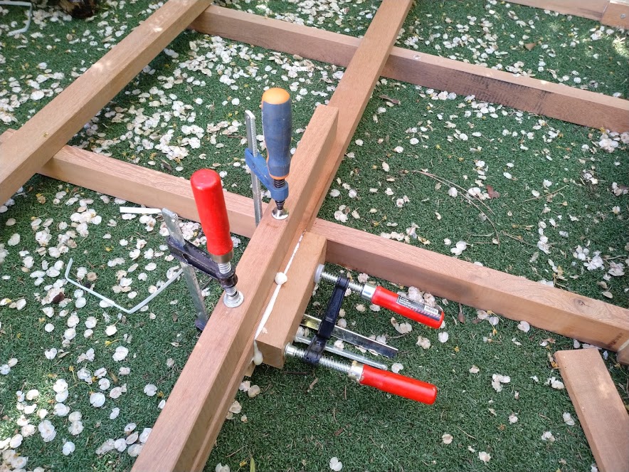 Sargentos de apriete para lograr una instalación duradera con una tarima de ipé