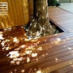 Fotos de tarima exterior de cumarú rojo con cetol color roble.