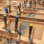 Las ventajas de la colocación de la tarima exterior con los sargentos de apriete.