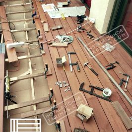 ¿Cuál es la altura de una tarima exterior sobre un suelo?