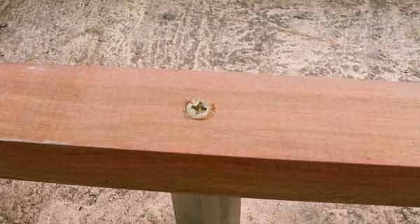 Colocación de los rastreles en la instalación de tarima exterior