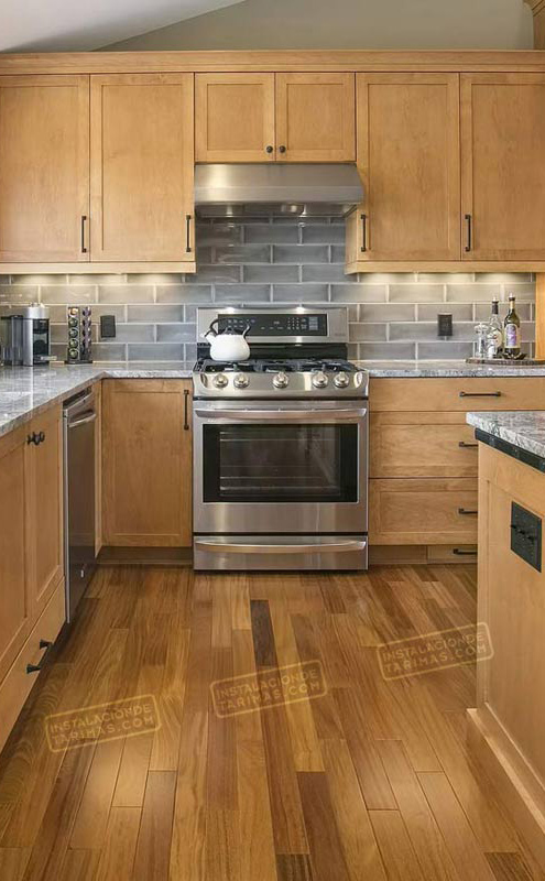 cocina con tarima de cumarú amarillo de interior