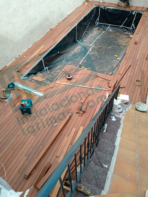 tipos de instalación del rastrel doble cruzado para una piscina con tarima de cumarú