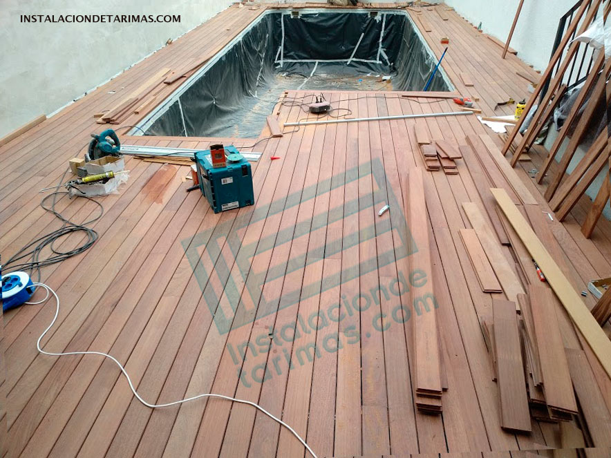tipos de instalación del rastrel doble cruzado para una piscina con tarima de cumarú