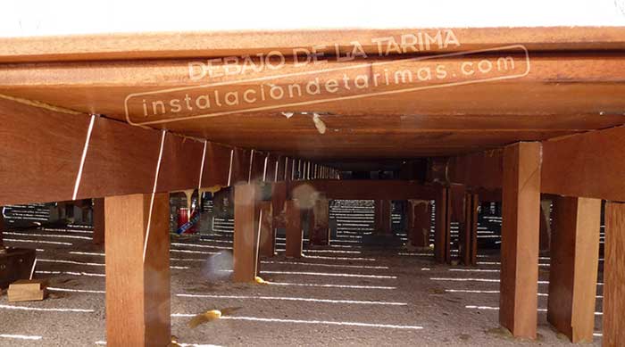 En la foto se aprecia las estructura que queda debajo de la tarima para una buena calidad de la instalación exterior