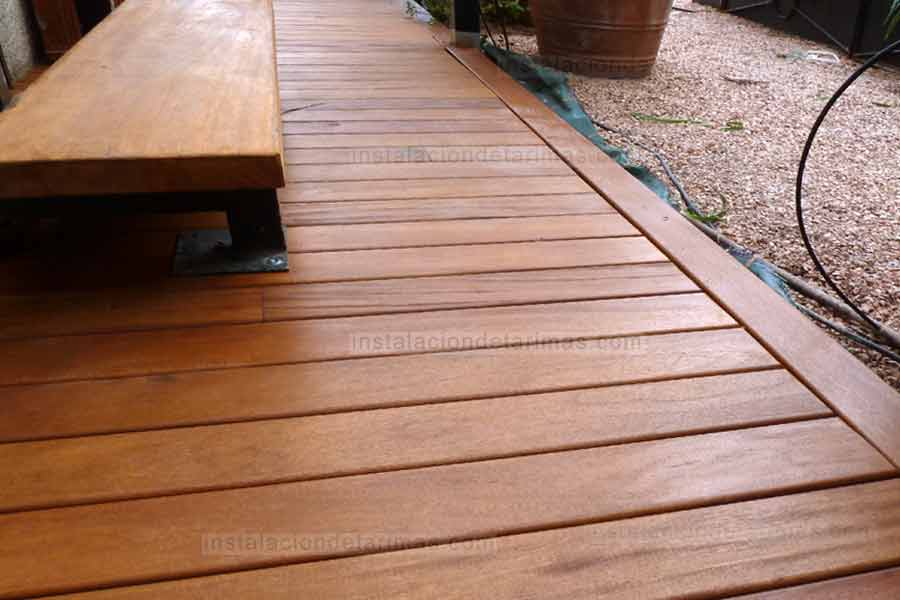 un pasillo de tarima de grapia y un escalón