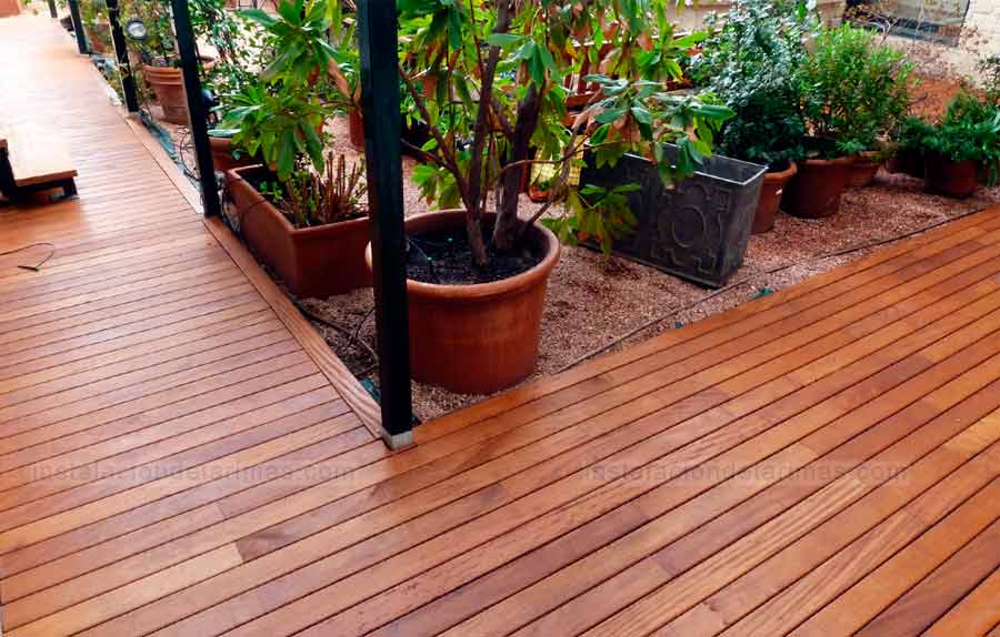 la tarima de grapia en un jardín