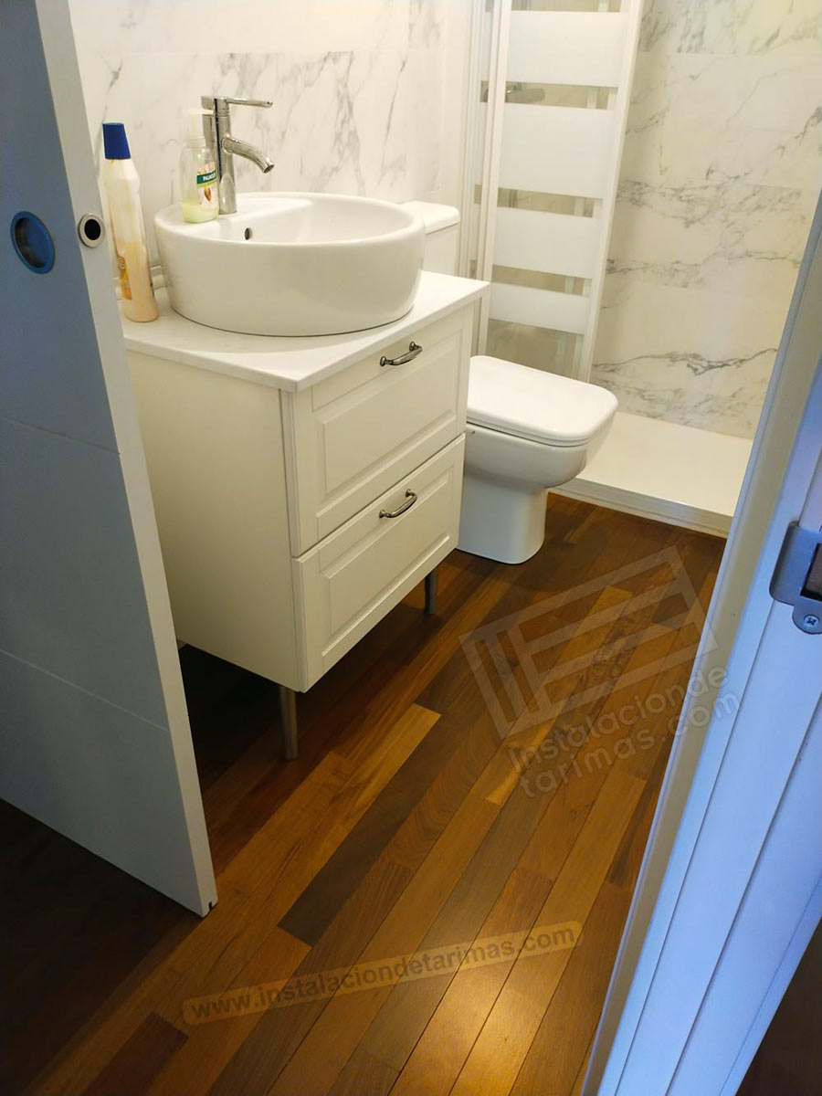 Tarima de ipé barnizada instalada en un baño