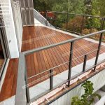 Instalación de tarima de ipe exterior con rastrel de ipe en retícula en una terraza