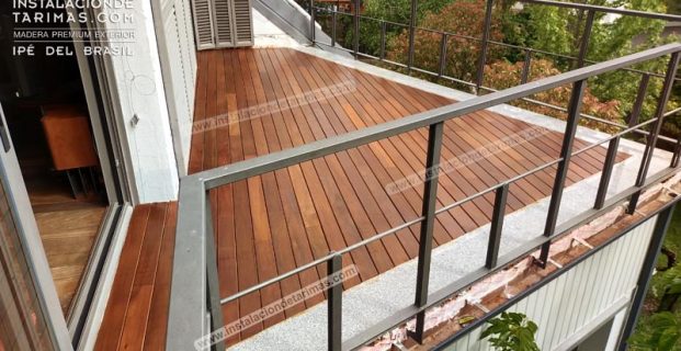 Instalación de tarima de ipe exterior con rastrel de ipe en retícula en una terraza