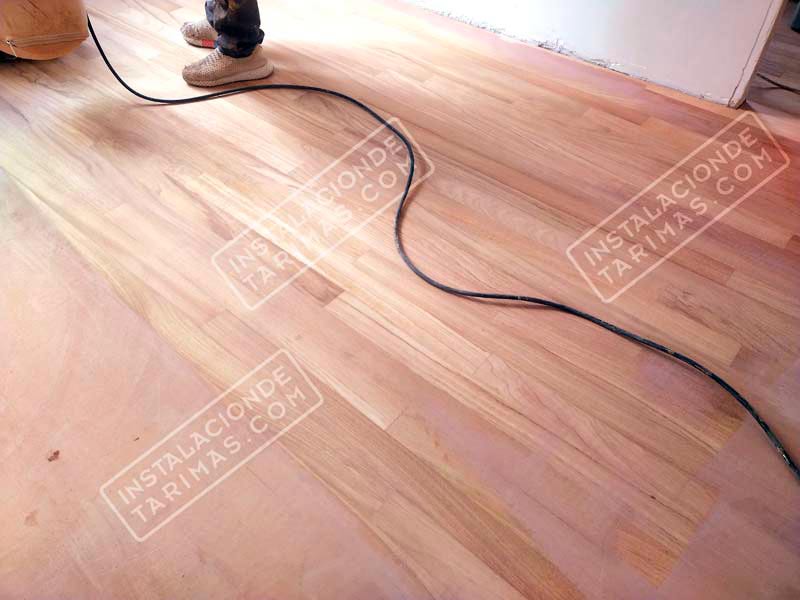 Tarima maciza pegada, emplastecida y lijada