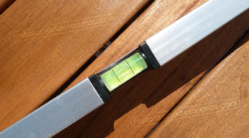 niveles en la tarima de exterior para la instalación de los rastreles