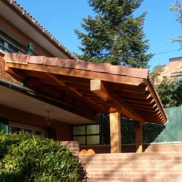 Diseño y colocación de porches de madera para cubrir parte de tu terraza
