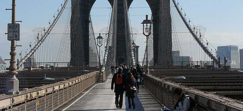 foto de tarima de ipé en el puente brooklyn