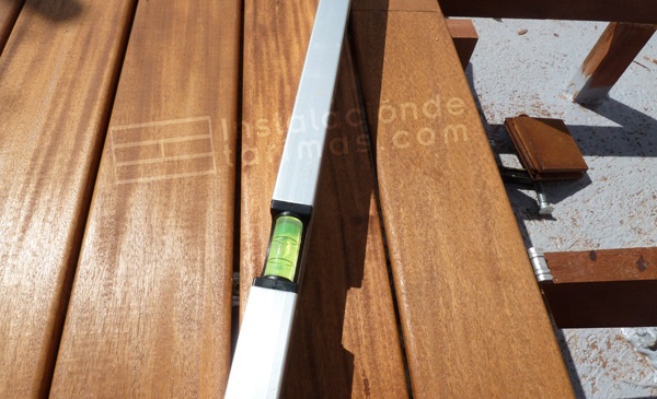 foto de la colocación de los rastreles de pie con un nivel