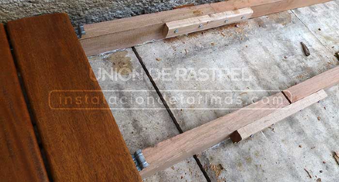 foto de instalación de tarima exterior con el rastrel tropical unido