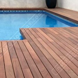 Colocación de tarima de exterior sobre rastreles tropicales cruzados.