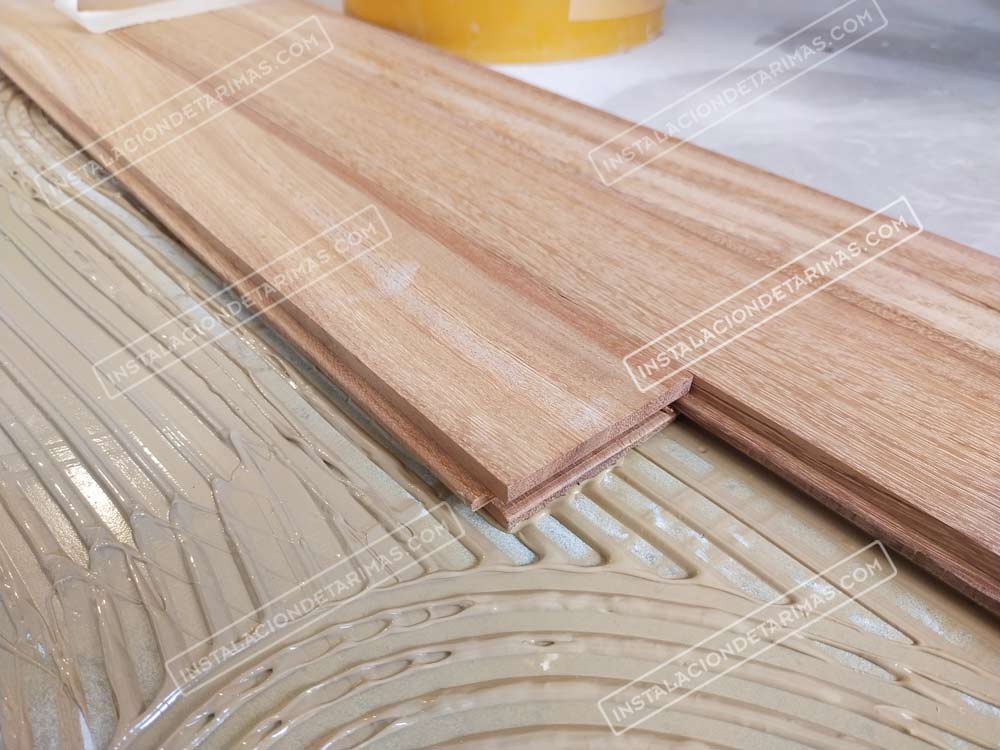 Tarima interior pegada sobre el suelo